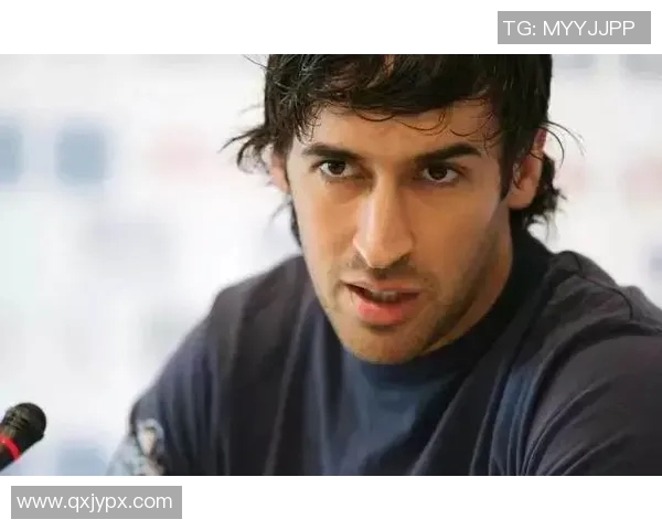 足球场上英姿飒爽,球星西装搭配展现不一样的魅力风采 足球场上英姿飒爽,球星西装搭配展现不一样的魅力风采