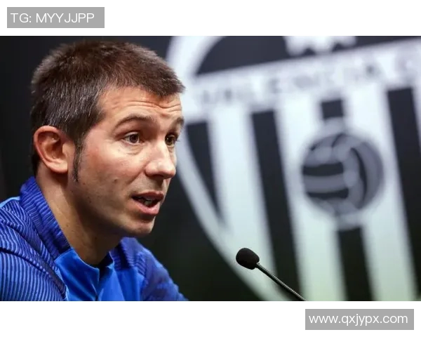 足球球星赛后情绪失控怒摔水杯引发场边巨大争议与热议 足球球星赛后情绪失控怒摔水杯引发场边巨大争议与热议